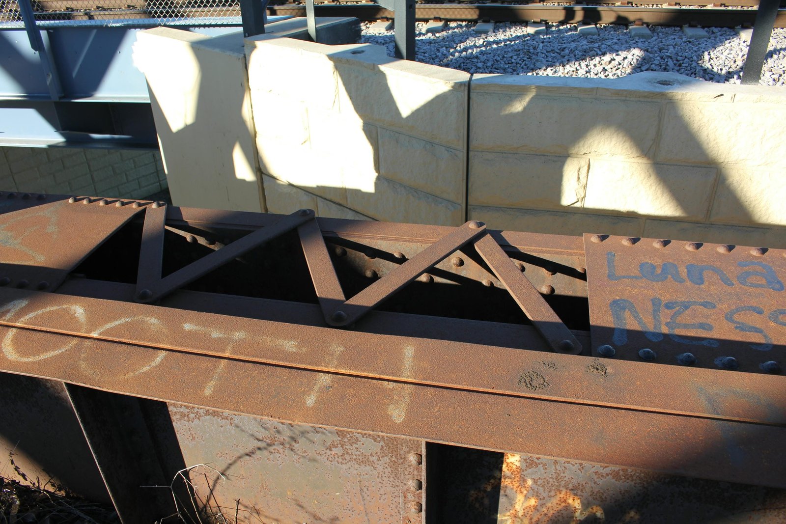 Detail of bottom chord and ballast channel